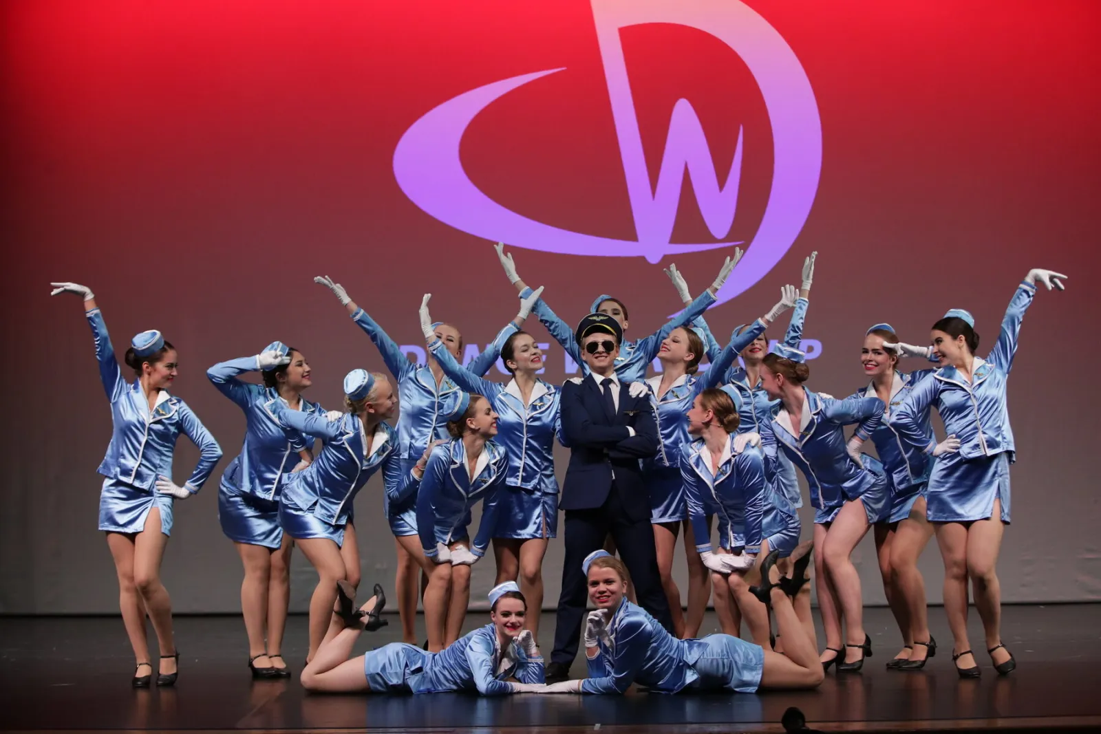 Leistungsklasse beim Dance World Cup auf der Bühne